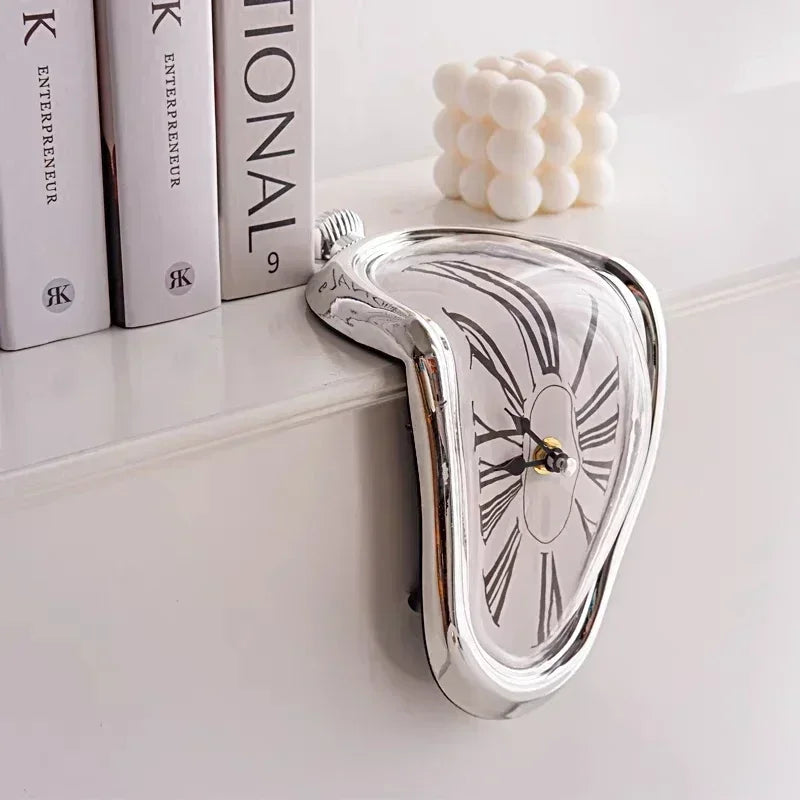 Surreale schmelzende Uhr
