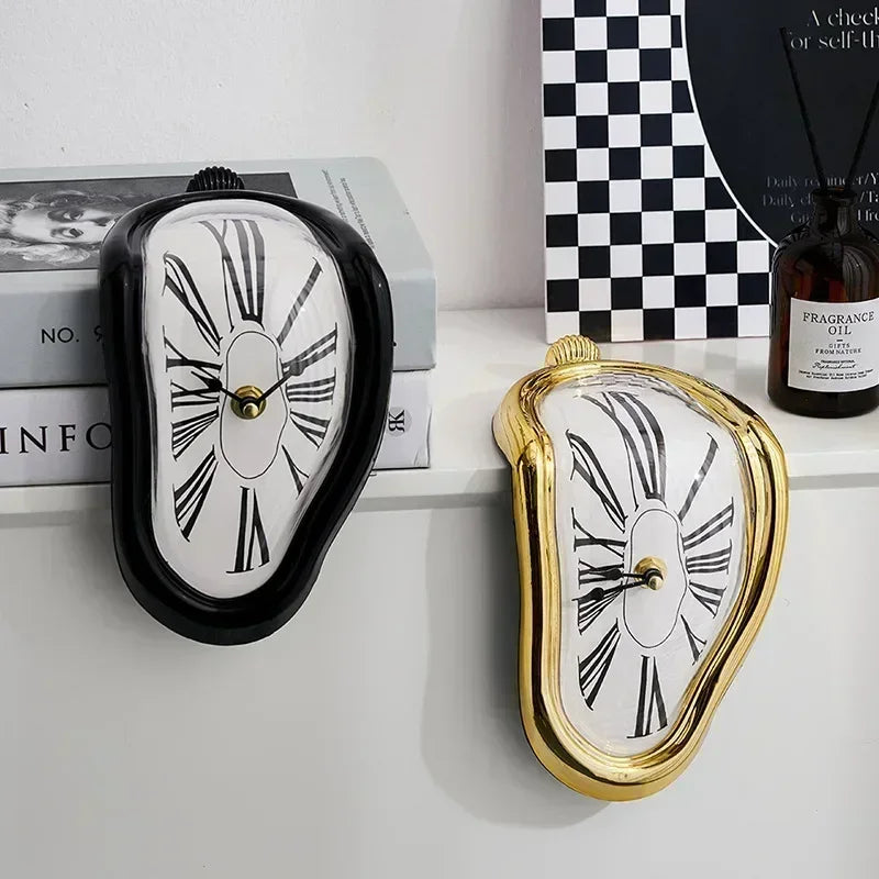 Surreale schmelzende Uhr