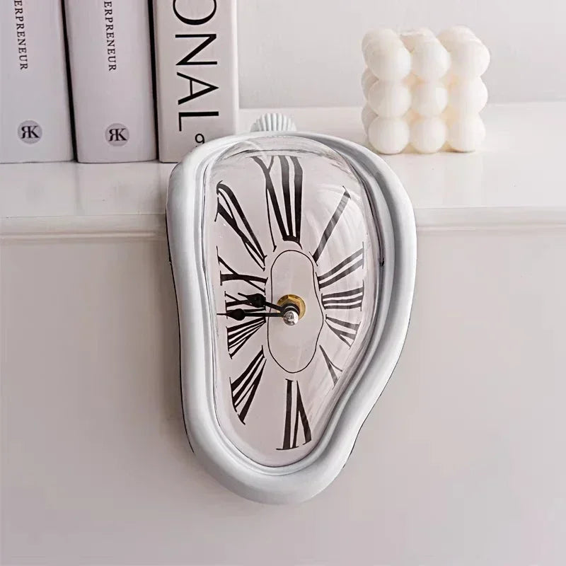 Surreale schmelzende Uhr