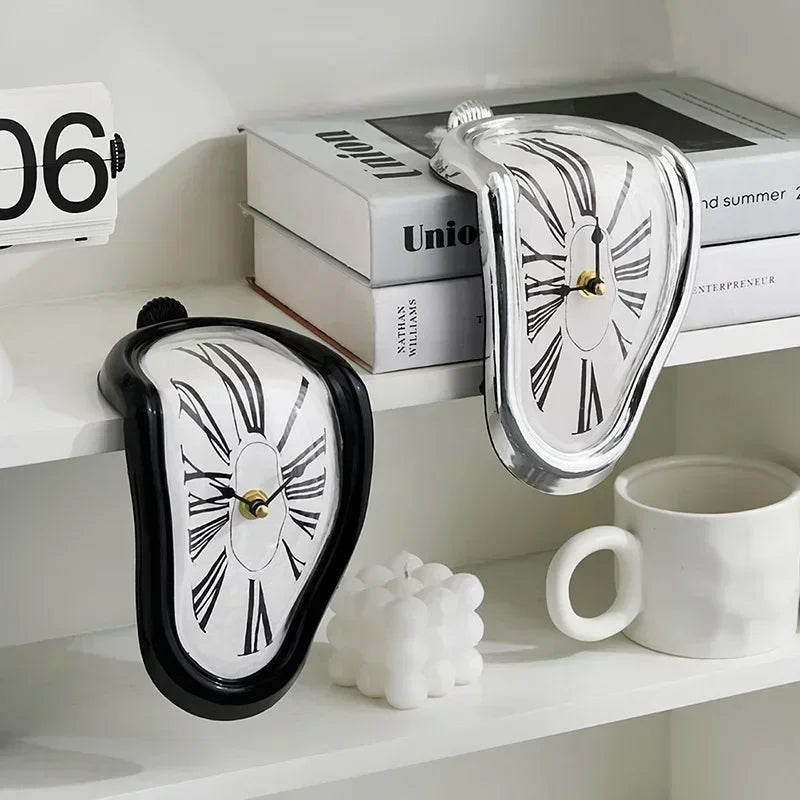 Surreale schmelzende Uhr