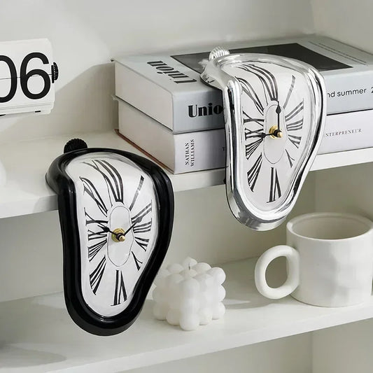 Surreale schmelzende Uhr