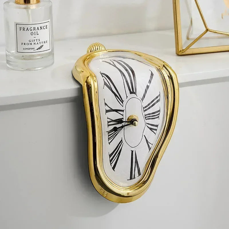 Surreale schmelzende Uhr